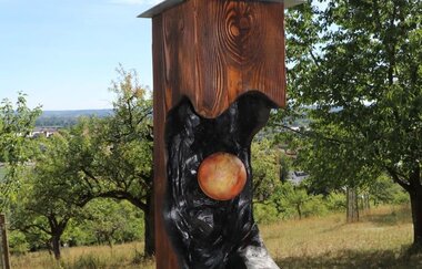 Zu sehen ist ein Infoturm von einem Planeten von Bäumen umgeben | © Stadtverwaltung Crailsheim