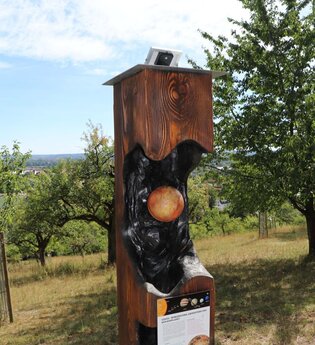 Zu sehen ist ein Infoturm von einem Planeten von Bäumen umgeben | © Stadtverwaltung Crailsheim