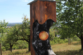 Zu sehen ist ein Infoturm von einem Planeten von Bäumen umgeben | © Stadtverwaltung Crailsheim