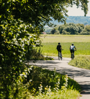 Zwei Fahrradfahrer radeln am Wald entlang | © Stadtverwaltung Crailsheim
