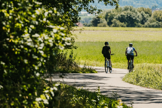 Zwei Fahrradfahrer radeln am Wald entlang | © Stadtverwaltung Crailsheim
