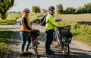 Zwei Radfahrer halten ihr Rad und lächeln in die Kamera | © Stadtverwaltung Crailsheim