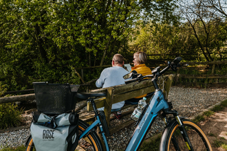 Zwei Radfahrer machen eine Pause auf einer Bank am Kneippbecken | © Stadtverwaltung Crailsheim