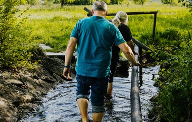 Personen kneippen in einem Kneippbecken | © Stadtverwaltung Crailsheim