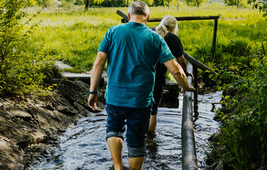 Personen kneippen in einem Kneippbecken | © Stadtverwaltung Crailsheim