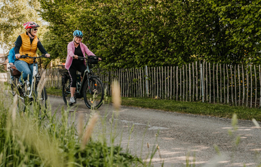 Zwei Radfahrerinnen fahren auf einem Weg | © Stadtverwaltung Crailsheim