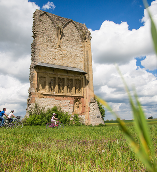 Radfahrende Familie vor der Anhäuser Mauer | © Blende 8