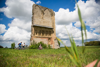 Radfahrende Familie vor der Anhäuser Mauer | © Blende 8