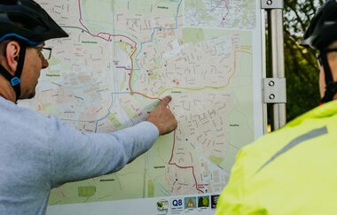 Ein Radfahrer zeigt einem anderen Radfahrer etwas auf einer Radkarte | © Stadtverwaltung Crailsheim