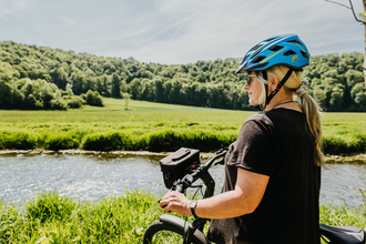 Eine Radfahrerin steht mit ihrem Fahrrad am Jagstufer | © Stadtverwaltung Crailsheim