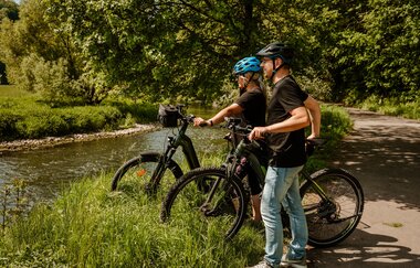 Zwei Radfahrende stehen am Jagstufer | © Stadtverwaltung Crailsheim