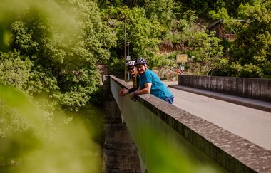 Zwei Radfahrer stehen auf einer Brücke und lächen in die Kamera | © Stadtverwaltung Crailsheim