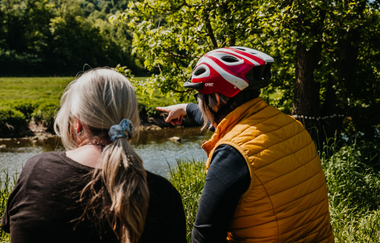 Zwei Frauen sitzen am Jagstufer und blicken auf das Wasser | © Stadtverwaltung Crailsheim