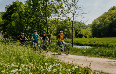 Eine Gruppe Radfahrer fährt am Flussufer entlang | © Stadtverwaltung Crailsheim