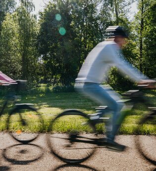 Zwei Radfahrer radeln schnell durch das Foto