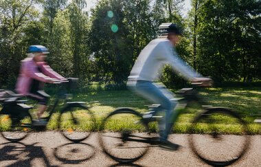 Zwei Radfahrer radeln schnell durch das Foto | © Stadtverwaltung Crailsheim