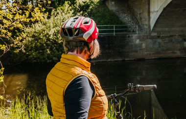 Radfahrerin blickt auf die Jagst | © Stadtverwaltung Crailsheim