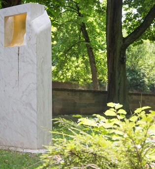 Zu sehen ist eine Stele im Grünen | © Stadtverwaltung Crailsheim