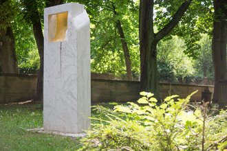 Zu sehen ist eine Stele im Grünen | © Stadtverwaltung Crailsheim