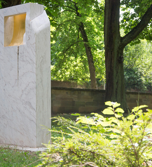 Zu sehen ist eine Stele im Grünen | © Stadtverwaltung Crailsheim