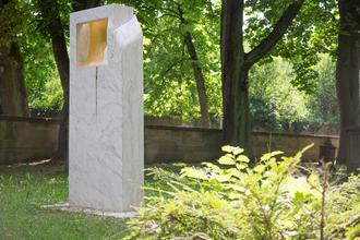 Zu sehen ist eine Stele im Grünen | © Stadtverwaltung Crailsheim