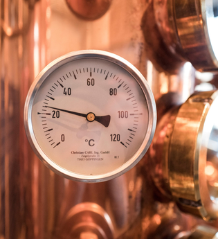 Temperaturanzeige an einem Kupferbrennkessel | © Touristikgemeinschaft Hohenlohe e.V. | Hohenloher Perlen