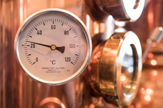 Temperaturanzeige an einem Kupferbrennkessel | © Touristikgemeinschaft Hohenlohe e.V. | Hohenloher Perlen