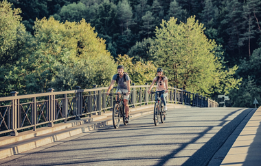 Radfahrer auf der Jagstbrücke in Dörzbach | © www.kocher-jagst.de | Frumolt