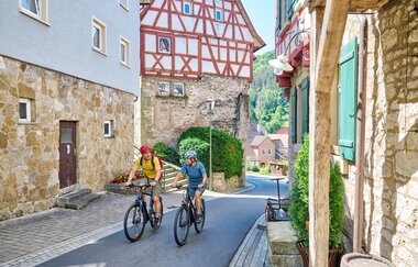 Radfahrer erkunden die Altstadt von Forchtenberg | © Touristikgemeinschaft Hohenlohe e.V. | Florian Trykowski