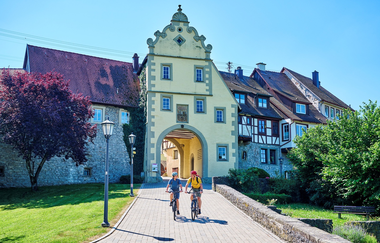 Radfahrer am Würzburger Tor in Forchtenberg | © Touristikgemeinschaft Hohenlohe e. V. | Florian Trykowski