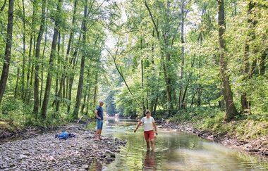 Wandernde an der Kupfer | © Touristikgemeinschaft Hohenlohe e. V. | Florian Trykowski