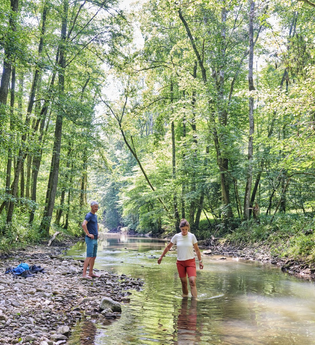 Wandernde an der Kupfer | © Touristikgemeinschaft Hohenlohe e. V. | Florian Trykowski