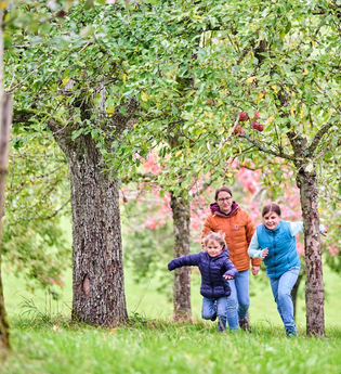 Familie auf Streuobstwiese | © Touristikgemeinschaft Hohenlohe e. V. | Florian Trykowski