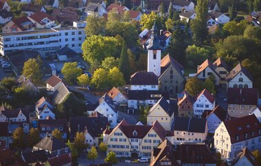 Luftaufnahme Kupferzell Ortskern (Häuser, Kirche) | © Touristikgemeinschaft Hohenlohe | Andi Schmid