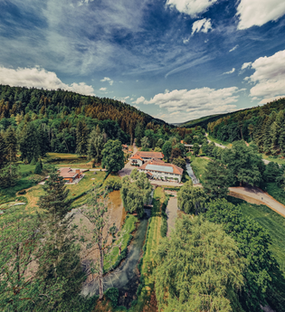Wohlfahrtsmühle Hardheim von oben, inmitten von Wiesen und Wäldern | © Touristikgemeinschaft Odenwald e.V.