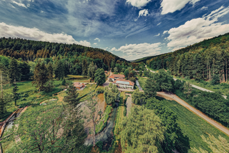 Wohlfahrtsmühle Hardheim von oben, inmitten von Wiesen und Wäldern | © Touristikgemeinschaft Odenwald e.V.