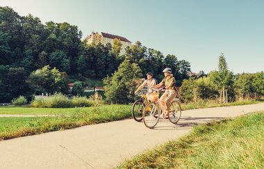 Etappe 1 Radfahrer unterhalb Schloss in Abtsgmünd-Untergröningen | © Arbeitsgemeinschaft Kocher-Jagst-Radweg