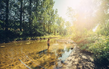 Etappe 2 - Radlerin kühlt sich im Kocher ab | © Arbeitsgemeinschaft Kocher-Jagst-Radweg