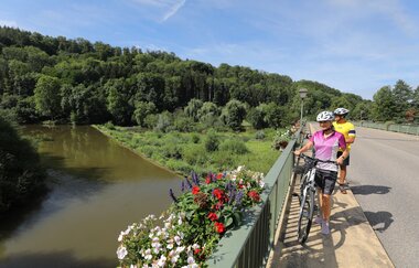 Der Württemberger Weinradweg verläuft in Hohenlohe im idyllischen Kochertal, hier bei Sindringen. | © Touristikgemeinschaft Hohenlohe, Künzelsau / Andi Schmid