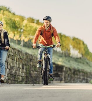 Radfahrer an der Burgruine Weibertreu | Württemberger Weinradweg | HeilbronnerLand | © Touristikgemeinschaft HeilbronnerLand