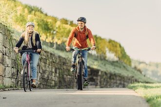 Radfahrer an der Burgruine Weibertreu | Württemberger Weinradweg | HeilbronnerLand | © Touristikgemeinschaft HeilbronnerLand