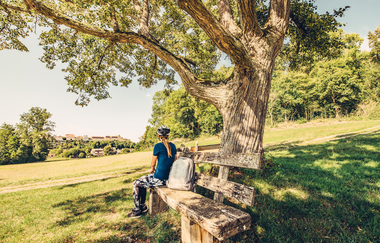 Etappe 5 Radlerin macht Pause auf einer Bank bei Kirchberg an der Jagst | © Arbeitsgmeinschaft Kocher-Jagst-Radweg