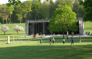 Spielende Kinder vor Gradierwerk Bad Rappenau | © BTB Bad Rappenau