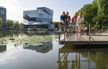 Eine Familie vor der experimenta auf der Neckarbühne | © Heilbronn Marketing GmbH/Jürgen Häffner