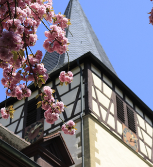 Die evangelische Kirche in Ohrnberg hat auf ihrem Turm Fachwerk | © Touristikgemeinschaft Hohenlohe e. V. | Marion Schlund