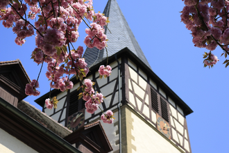 Die evangelische Kirche in Ohrnberg hat auf ihrem Turm Fachwerk | © Touristikgemeinschaft Hohenlohe e. V. | Marion Schlund