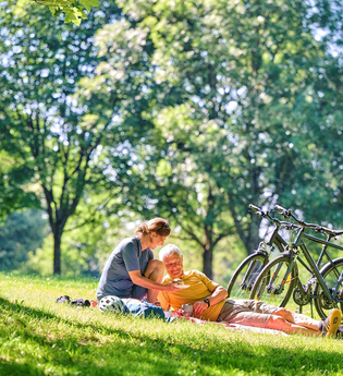 Radfahrer machen Picknick auf der Wiese | © Touristikgemeinschaft Hohenlohe e. V. | Florian Trykowski