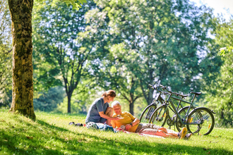 Radfahrer machen Picknick auf der Wiese | © Touristikgemeinschaft Hohenlohe e. V. | Florian Trykowski