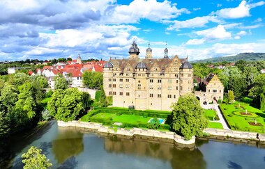 Das Schloss ist von einem Wassersee umgeben | © Touristikgemeinschaft Hohenlohe e. V. | Andi Schmid