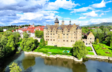 Das Schloss ist von einem Wassersee umgeben | © Touristikgemeinschaft Hohenlohe e. V. | Andi Schmid